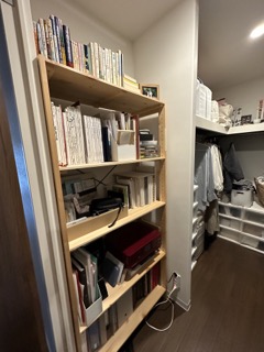 書類が点在する本棚