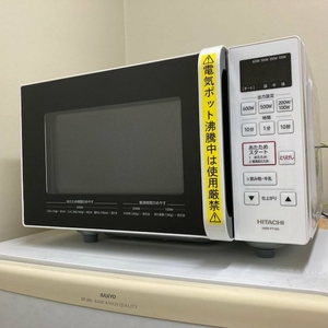 冷蔵庫の上に置いた電子レンジ