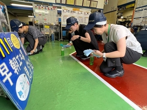 工場の床を拭く体験