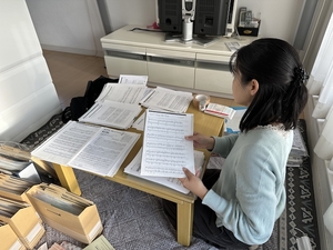 書類をチェックするお客様