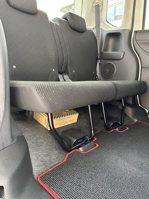後部座席の下に非常用車載セット