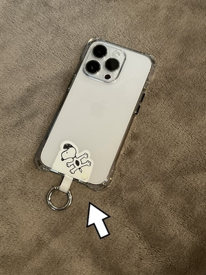 蓄光シールを貼ったスマートフォン