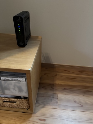 蓄光シールを貼ったテレビボード