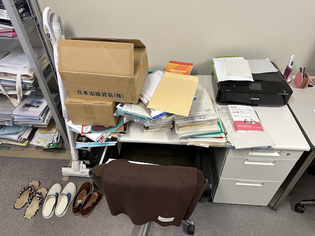 書類が散乱したデスク