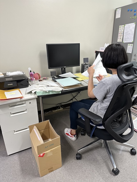 書類を確認する人
