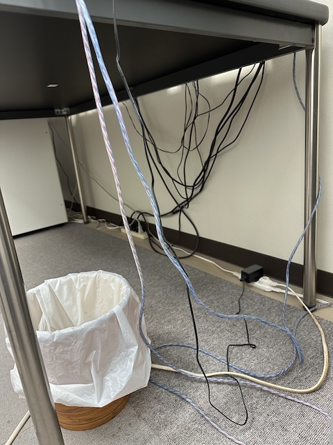 デスク下を這うケーブル