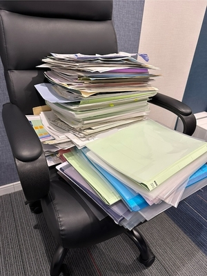 廃棄する書類の山