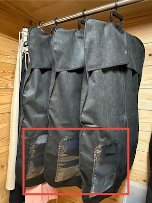 洋服カバーの窓から色の判断は難しい