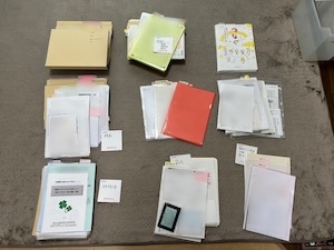 書類をグループに分けて床に置いている