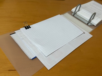 ファイルの表紙にクリップ留めされた伝票